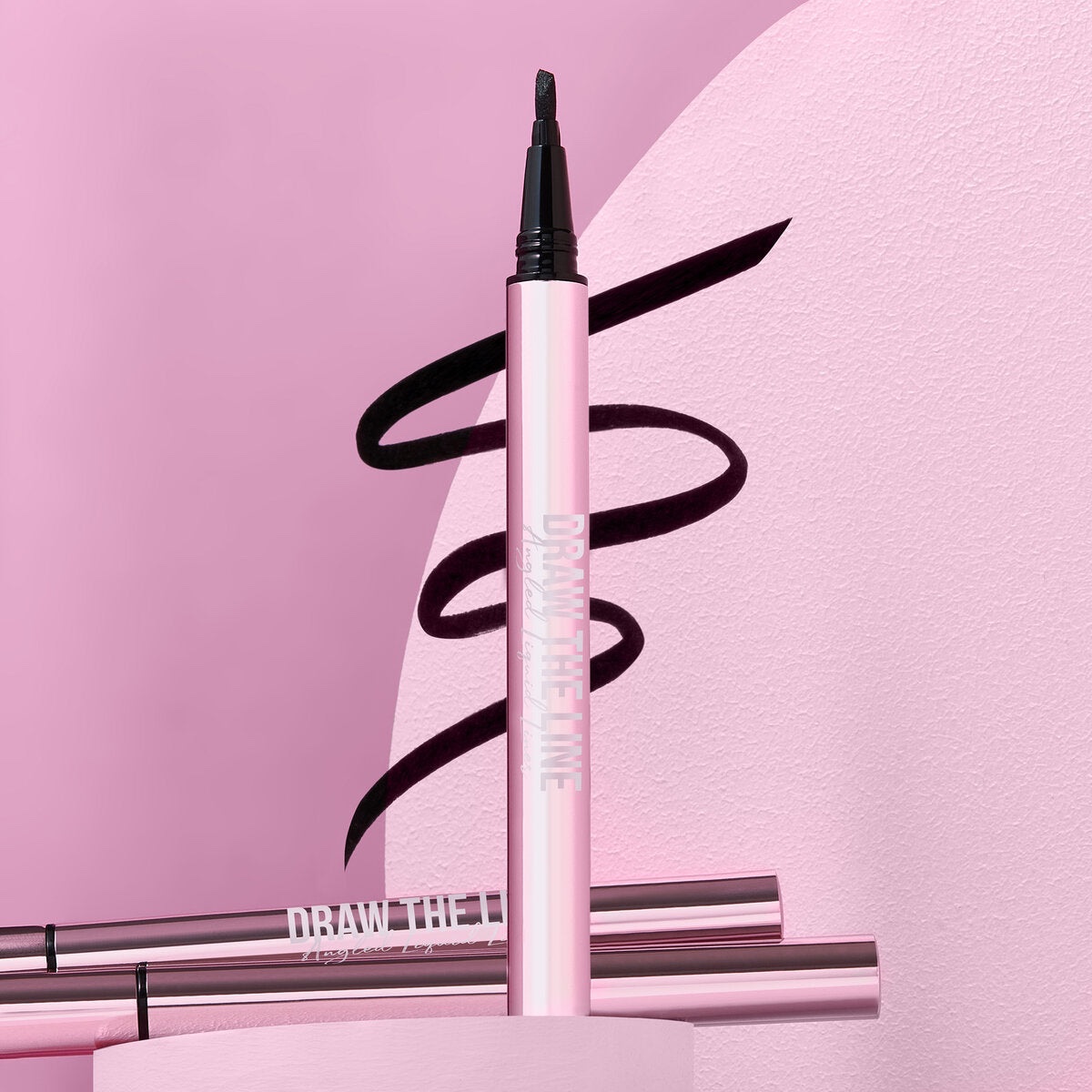 Delineador Líquido Overachiever Waterproof Beauty Creations Angled liquid liner